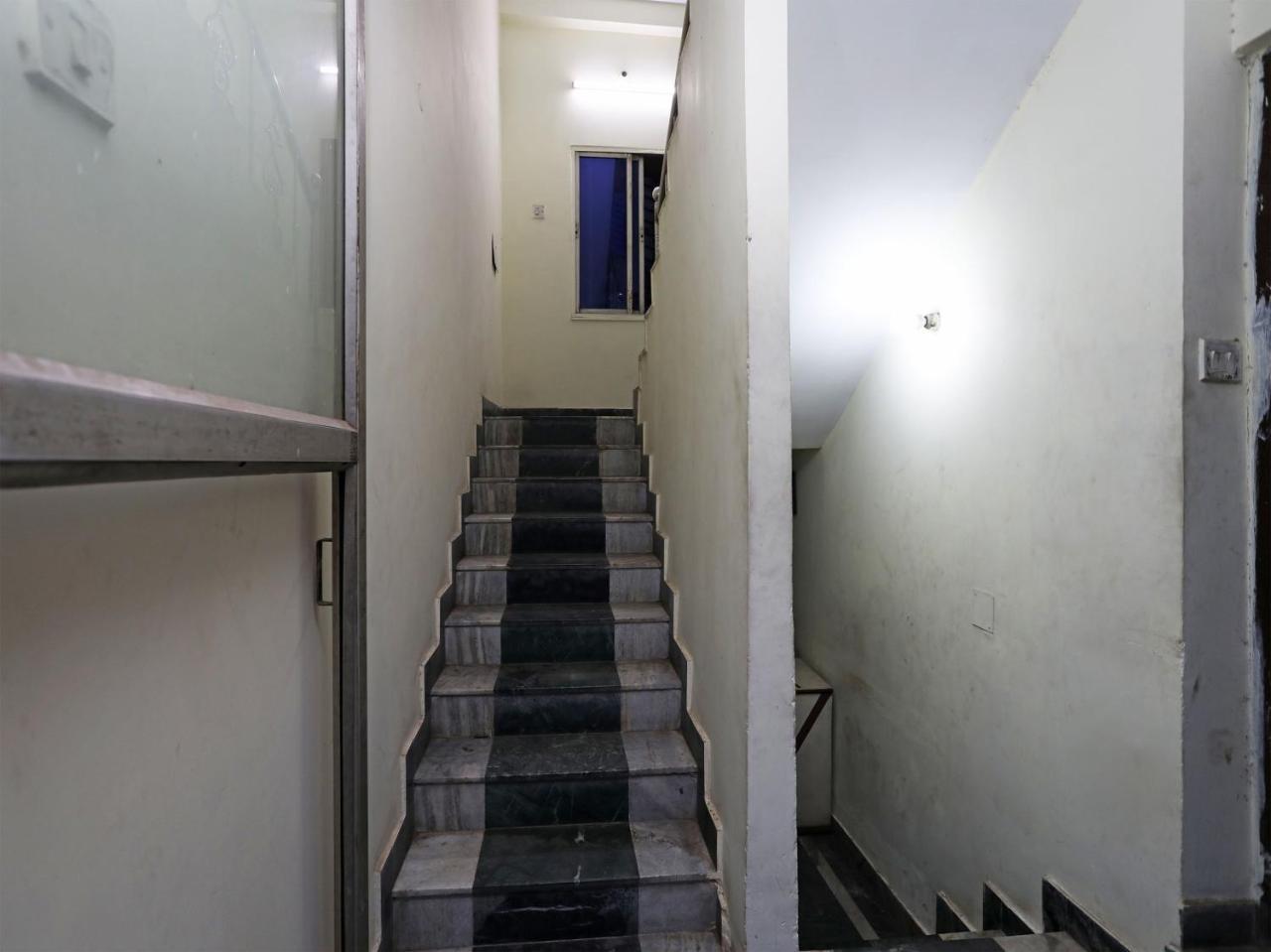 Oyo 13906 Vinita Inn Santragachi Eksteriør billede